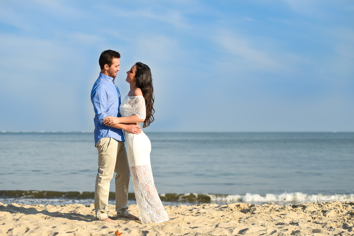 Ensaio do belo casal Camila e Bruno na praia. Noivos e um belo céu azul, num local paradisíaco. Fotografado por um dos melhores fotógrafos de casamento do Brasil, Michel Druziki. 