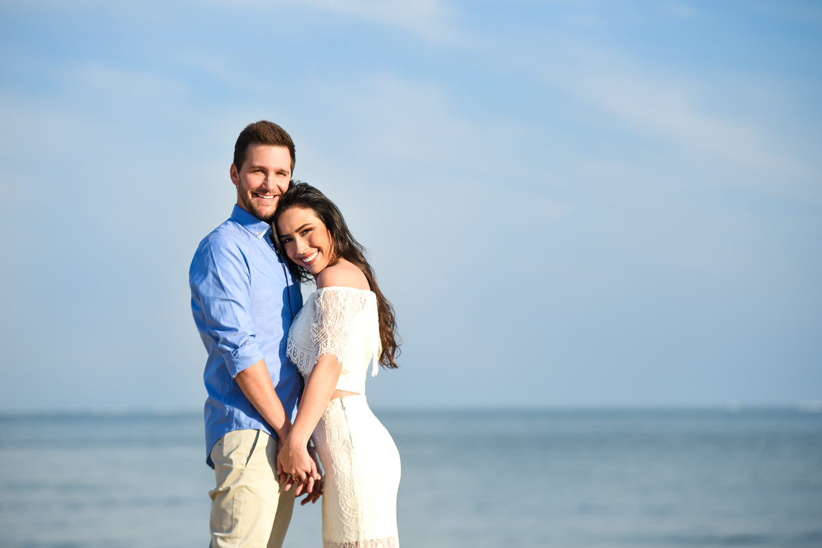 Ensaio do belo casal Camila e Bruno na praia. Noivos e um belo céu azul, num local paradisíaco. Fotografado por um dos melhores fotógrafos de casamento do Brasil, Michel Druziki. 