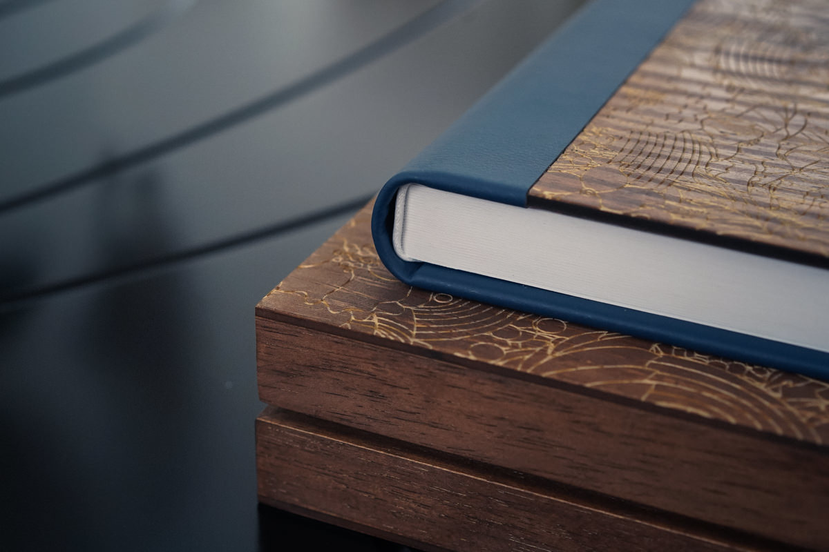 Michel Druziki traz perfeição nos detalhes nos seus álbum de casamento. Este é um exemplar 30x30cm, feito em madeira gravada a laser, com couro azul petróleo. Um dos mais lindos álbuns de casamento já feitos no Brasil. Michel Druziki no brasil e exterior.