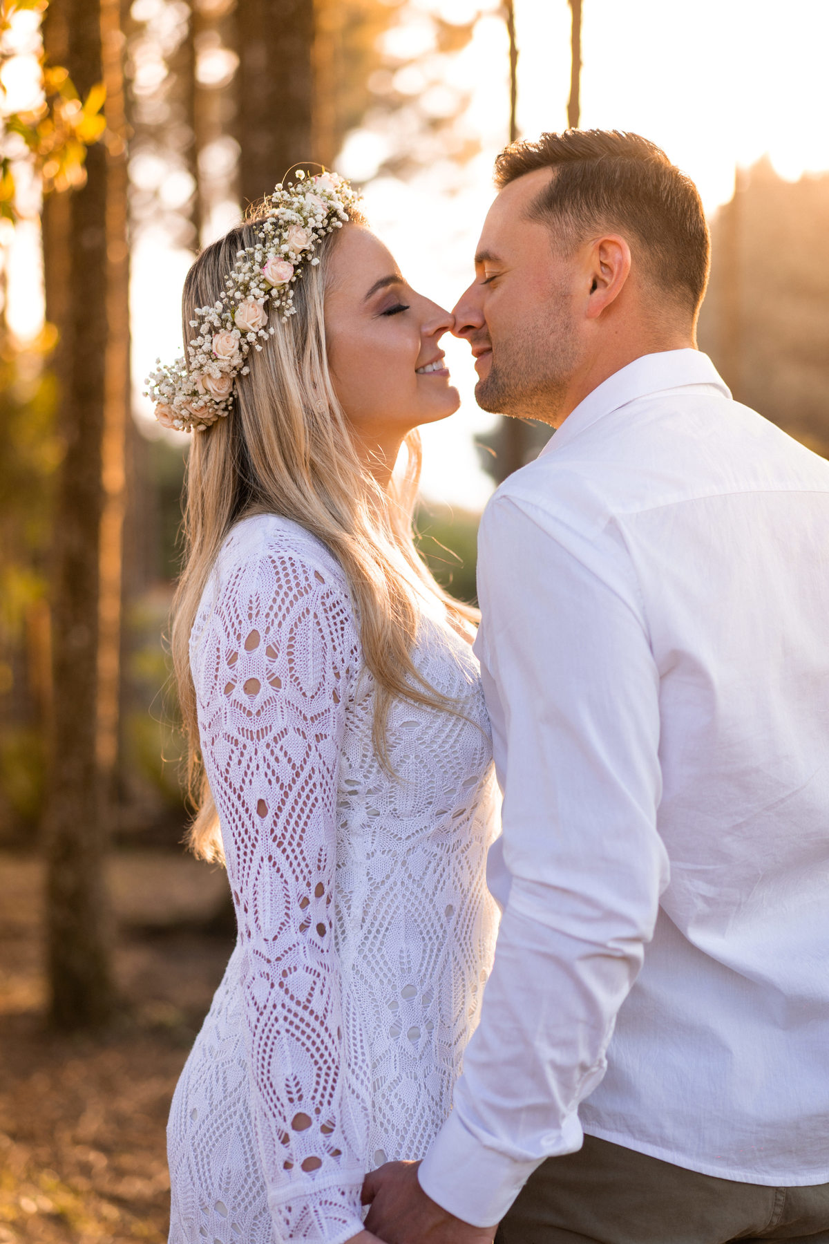 O fotógrafo de casamentos em Campo Largo e Curitiba, Michel Druziki fotografou o casal Ana Maria e Ricardo no Rancho P&R Luxo do Campo em São Luiz do Purunã. Casal de olhos fechados e sorrindo, fim de tarde ensolarado no campo.