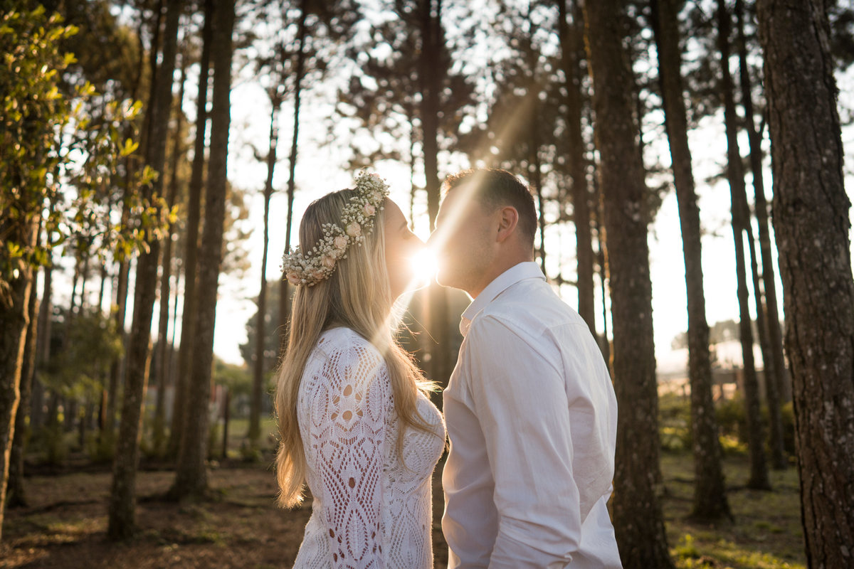 O fotógrafo de casamentos em Campo Largo e Curitiba, Michel Druziki fotografou o casal Ana Maria e Ricardo no Rancho P&R Luxo do Campo em São Luiz do Purunã. Casal se beijando no campo com raio de sol.
