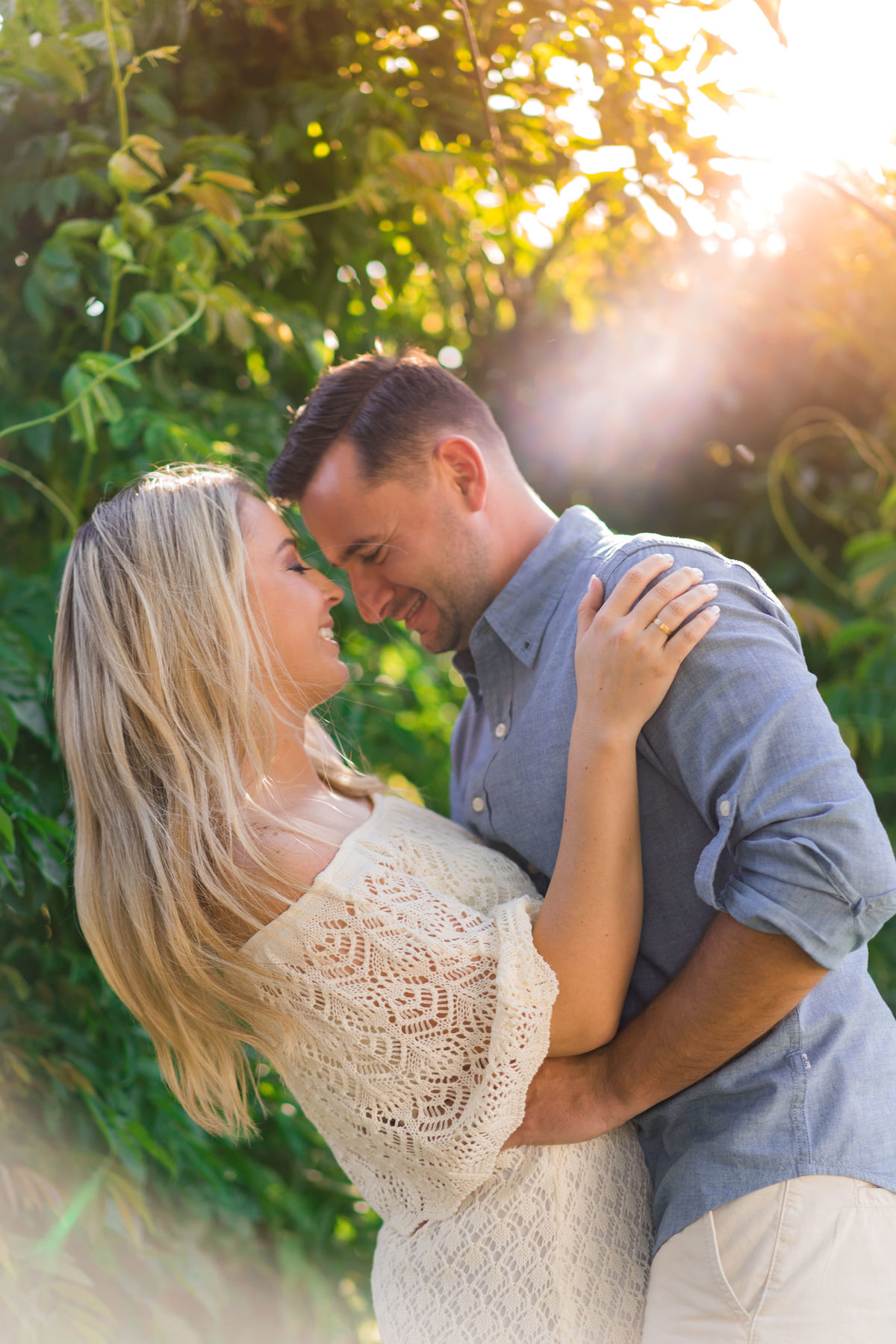 O fotógrafo de casamentos em Campo Largo e Curitiba, Michel Druziki fotografou o casal Ana Maria e Ricardo no Rancho P&R Luxo do Campo em São Luiz do Purunã. Casal abraçado sorrindo com um raio de sol.
