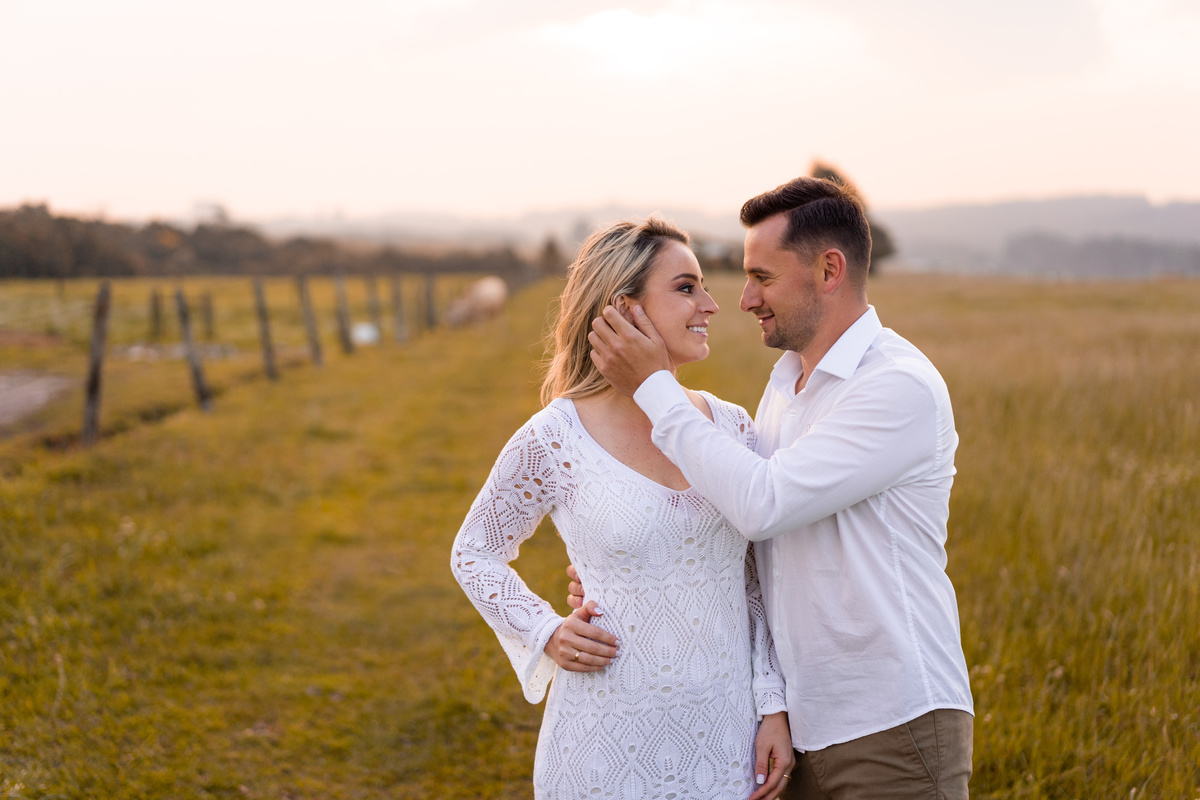 O fotógrafo de casamentos em Campo Largo e Curitiba, Michel Druziki fotografou o casal Ana Maria e Ricardo no Rancho P&R Luxo do Campo em São Luiz do Purunã. Casal sorrindo e se olhando em campo aberto, horizonte à vista.