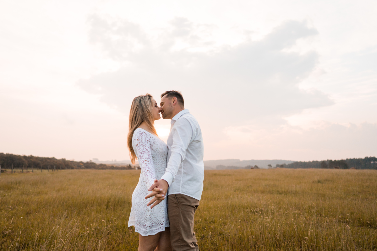 O fotógrafo de casamentos em Campo Largo e Curitiba, Michel Druziki fotografou o casal Ana Maria e Ricardo no Rancho P&R Luxo do Campo em São Luiz do Purunã. Casal de mãos dadas, se beijando em campo aberto, horizonte à vista.