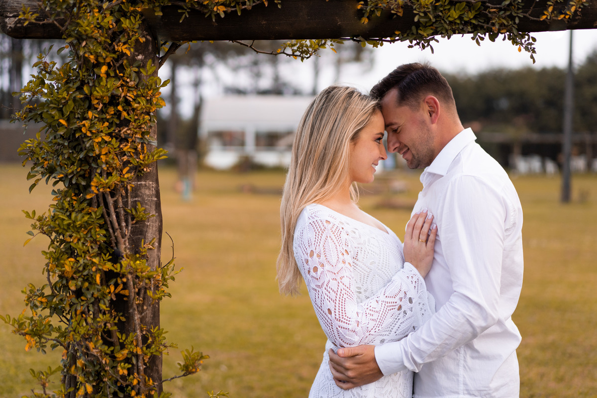 O fotógrafo de casamentos em Campo Largo e Curitiba, Michel Druziki fotografou o casal Ana Maria e Ricardo no Rancho P&R Luxo do Campo em São Luiz do Purunã. Casal abraçado, com a testa encostada, sorrindo e se olhando.