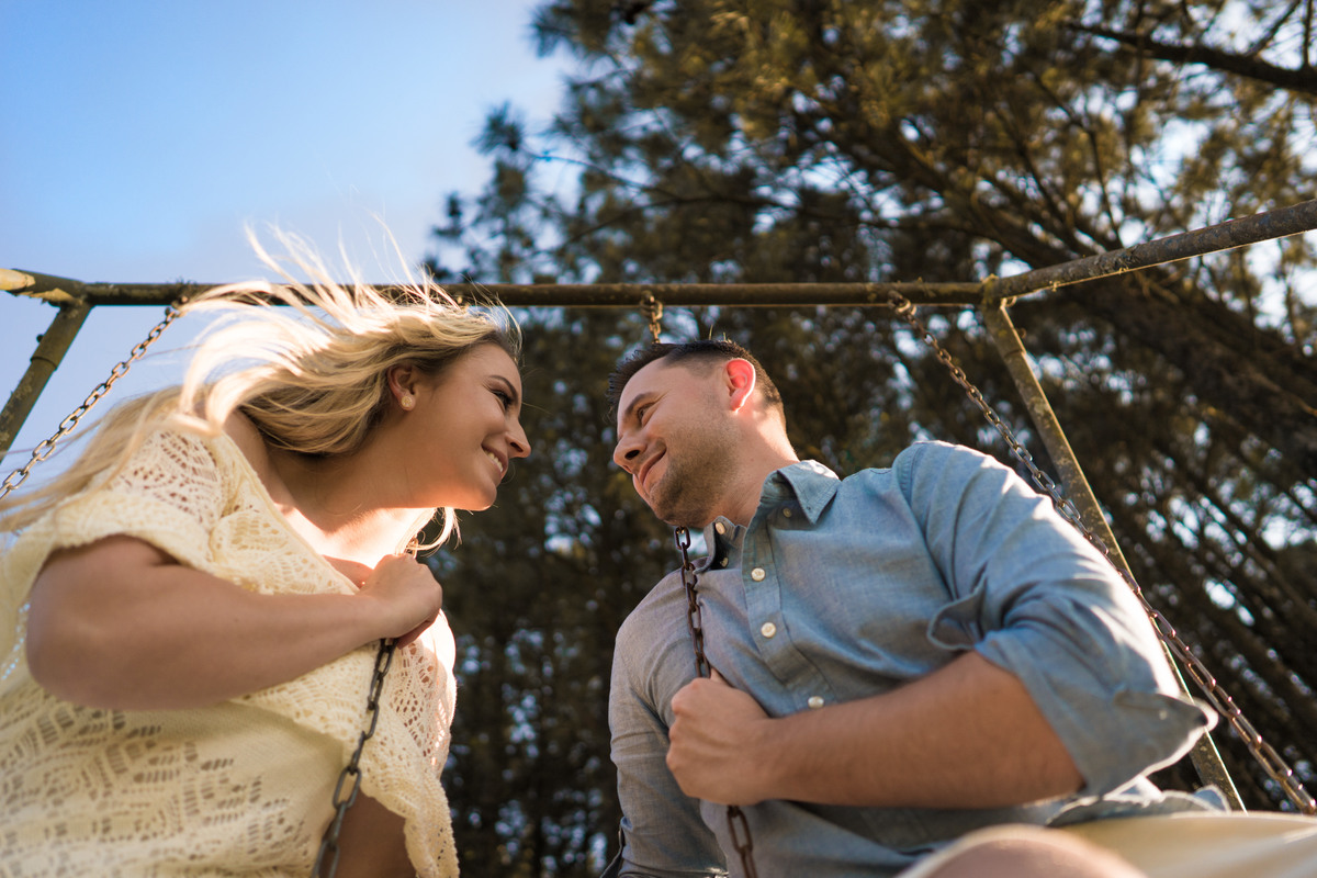 O fotógrafo de casamentos em Campo Largo e Curitiba, Michel Druziki fotografou o casal Ana Maria e Ricardo no Rancho P&R Luxo do Campo em São Luiz do Purunã. Casal na balança, se olhando e sorrindo.