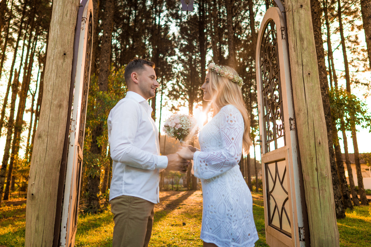 O fotógrafo de casamentos em Campo Largo e Curitiba, Michel Druziki fotografou o casal Ana Maria e Ricardo no Rancho P&R Luxo do Campo em São Luiz do Purunã. Casal de mãos dadas com raio de sol, fim de tarde.