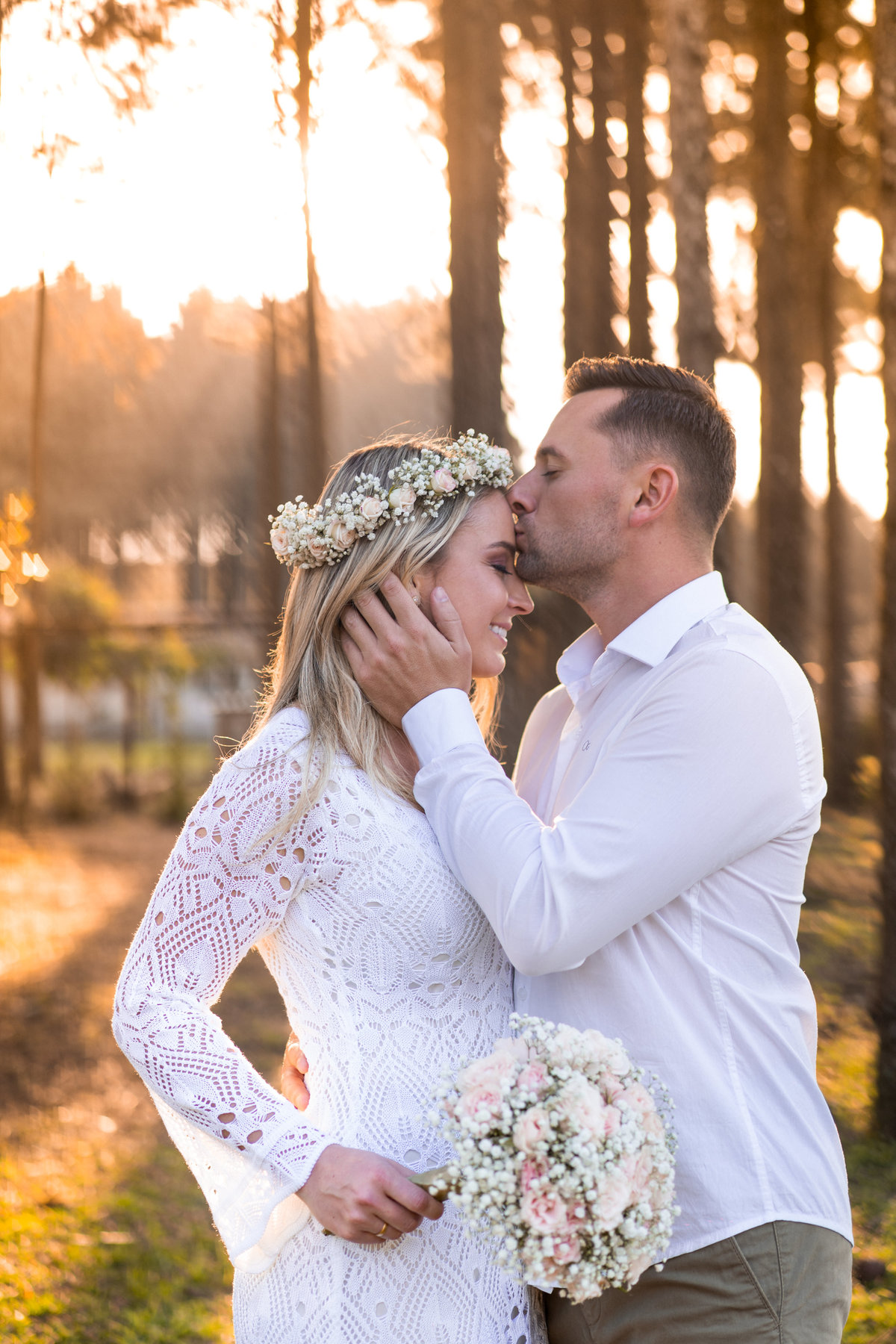 O fotógrafo de casamentos em Campo Largo e Curitiba, Michel Druziki fotografou o casal Ana Maria e Ricardo no Rancho P&R Luxo do Campo em São Luiz do Purunã. Beijo na testa, fim de tarde ensolarado no campo.