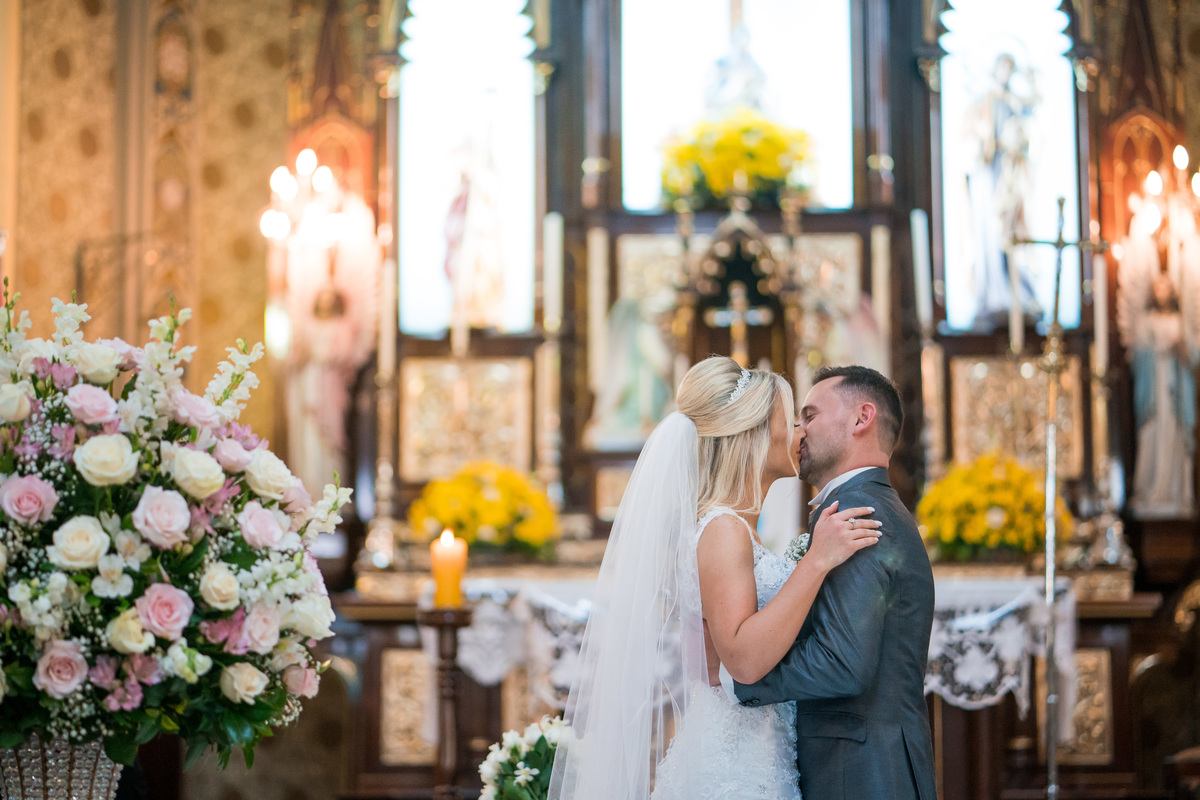 Casamento lindo da Ana Maria e Ricardo, na igreja Matriz, fotografado pelo fotógrafo de casamentos em Campo Largo e Curitiba, Michel Druziki. Primeiro beijo depois de casados