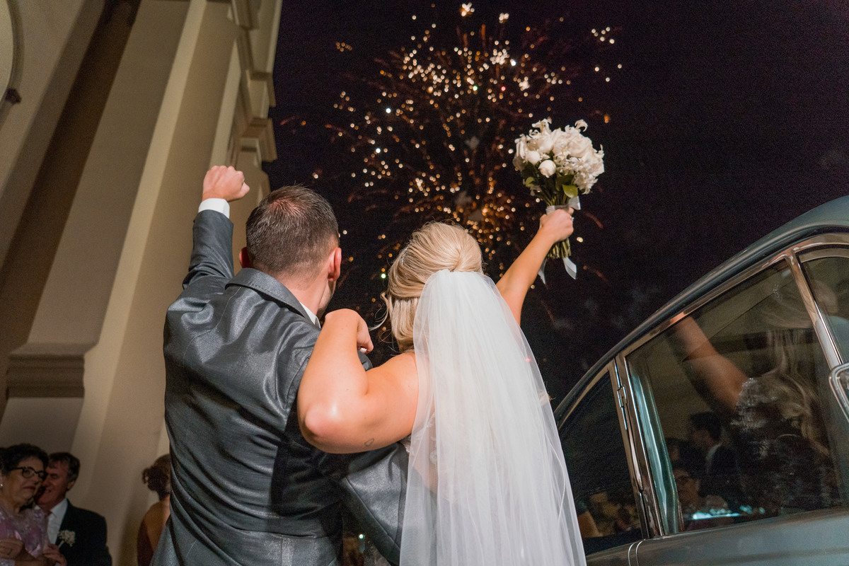 Casamento lindo da Ana Maria e Ricardo, na igreja Matriz, fotografado pelo fotógrafo de casamentos em Campo Largo e Curitiba, Michel Druziki. Noivos comemorando com fogos de artifício