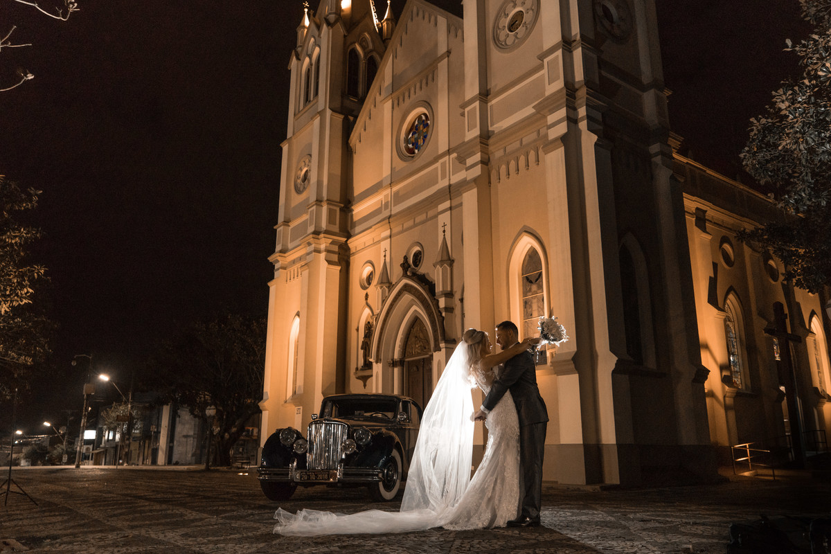 Casamento lindo da Ana Maria e Ricardo, na igreja Matriz, fotografado pelo fotógrafo de casamentos em Campo Largo e Curitiba, Michel Druziki. Noivos abraçados na frente da igreja depois do casamento
