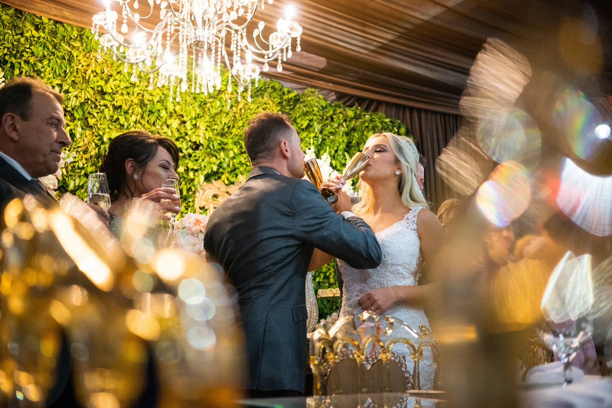 Casamento lindo da Ana Maria e Ricardo, na igreja Matriz, fotografado pelo fotógrafo de casamentos em Campo Largo e Curitiba, Michel Druziki. Brinde dos noivos