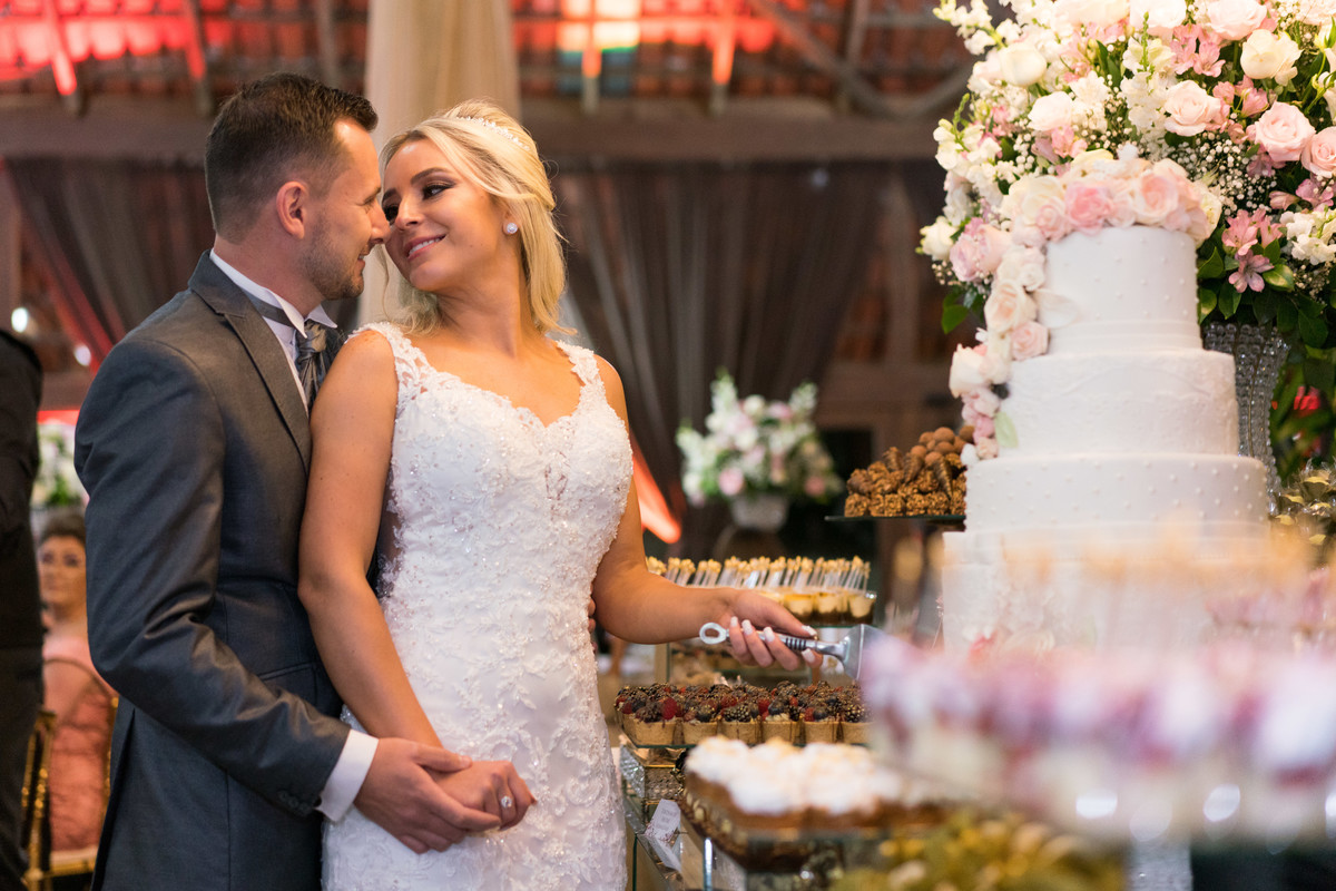 Casamento lindo da Ana Maria e Ricardo, na igreja Matriz, fotografado pelo fotógrafo de casamentos em Campo Largo e Curitiba, Michel Druziki. Noivos cortando bolo, sorrindo e se olhando