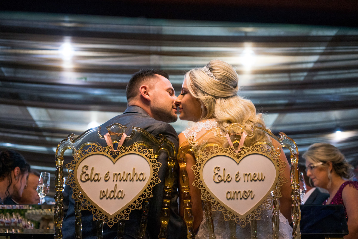 Casamento lindo da Ana Maria e Ricardo, na igreja Matriz, fotografado pelo fotógrafo de casamentos em Campo Largo e Curitiba, Michel Druziki. Cadeiras dos noivos com plaquinhas  