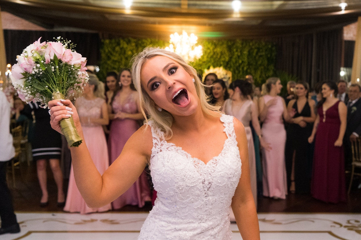 Casamento lindo da Ana Maria e Ricardo, na igreja Matriz, fotografado pelo fotógrafo de casamentos em Campo Largo e Curitiba, Michel Druziki. Noiva jogando o buquê