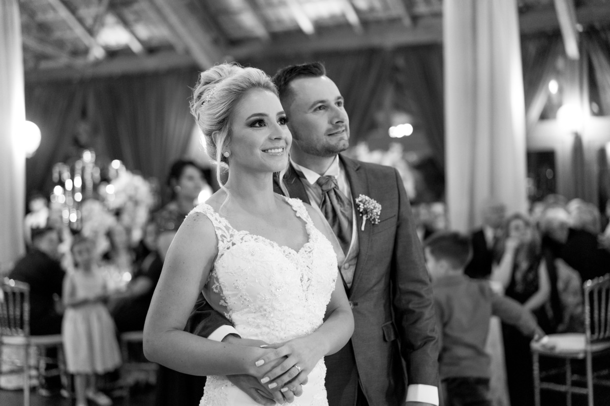 Casamento lindo da Ana Maria e Ricardo, na igreja Matriz, fotografado pelo fotógrafo de casamentos em Campo Largo e Curitiba, Michel Druziki. Noivos abraçados olhando a homenagem