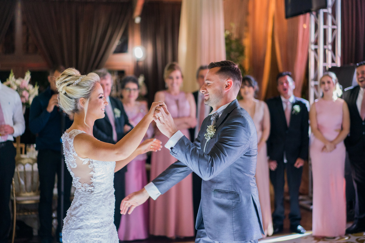 Casamento lindo da Ana Maria e Ricardo, na igreja Matriz, fotografado pelo fotógrafo de casamentos em Campo Largo e Curitiba, Michel Druziki. Primeira valsa dos noivos