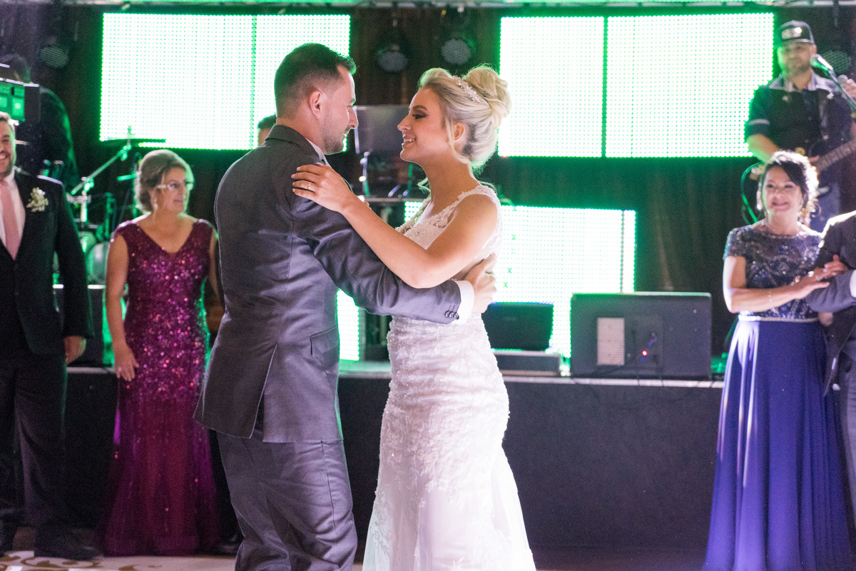 Casamento lindo da Ana Maria e Ricardo, na igreja Matriz, fotografado pelo fotógrafo de casamentos em Campo Largo e Curitiba, Michel Druziki. Primeira valsa dos noivos