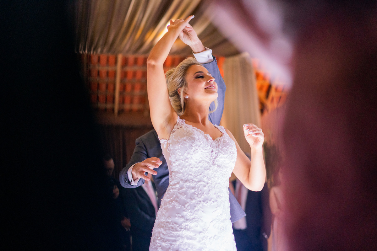 Casamento lindo da Ana Maria e Ricardo, na igreja Matriz, fotografado pelo fotógrafo de casamentos em Campo Largo e Curitiba, Michel Druziki. Primeira valsa dos noivos
