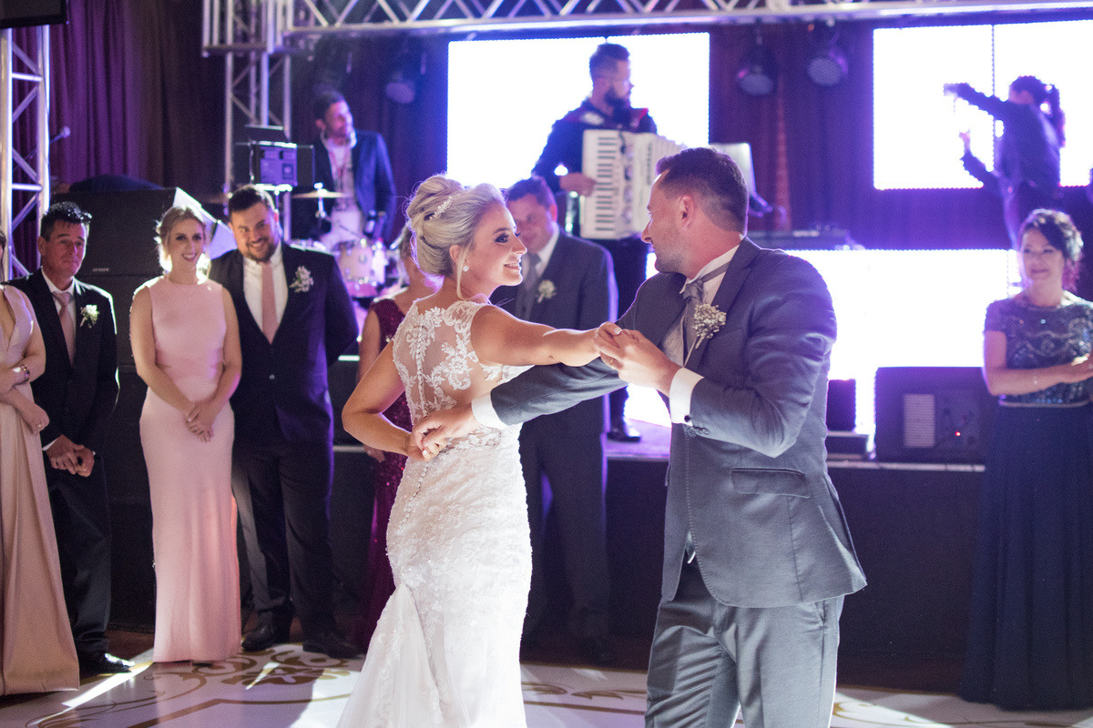 Casamento lindo da Ana Maria e Ricardo, na igreja Matriz, fotografado pelo fotógrafo de casamentos em Campo Largo e Curitiba, Michel Druziki. Primeira valsa dos noivos