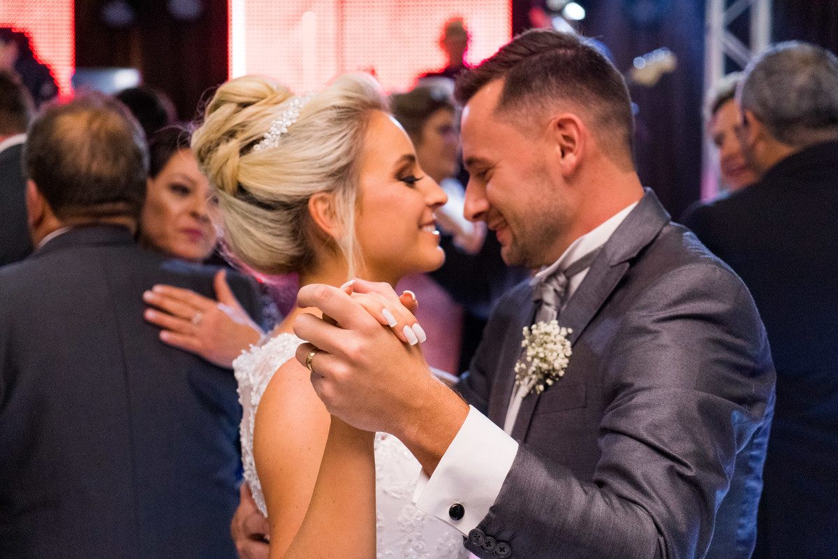 Casamento lindo da Ana Maria e Ricardo, na igreja Matriz, fotografado pelo fotógrafo de casamentos em Campo Largo e Curitiba, Michel Druziki. Primeira valsa dos noivos