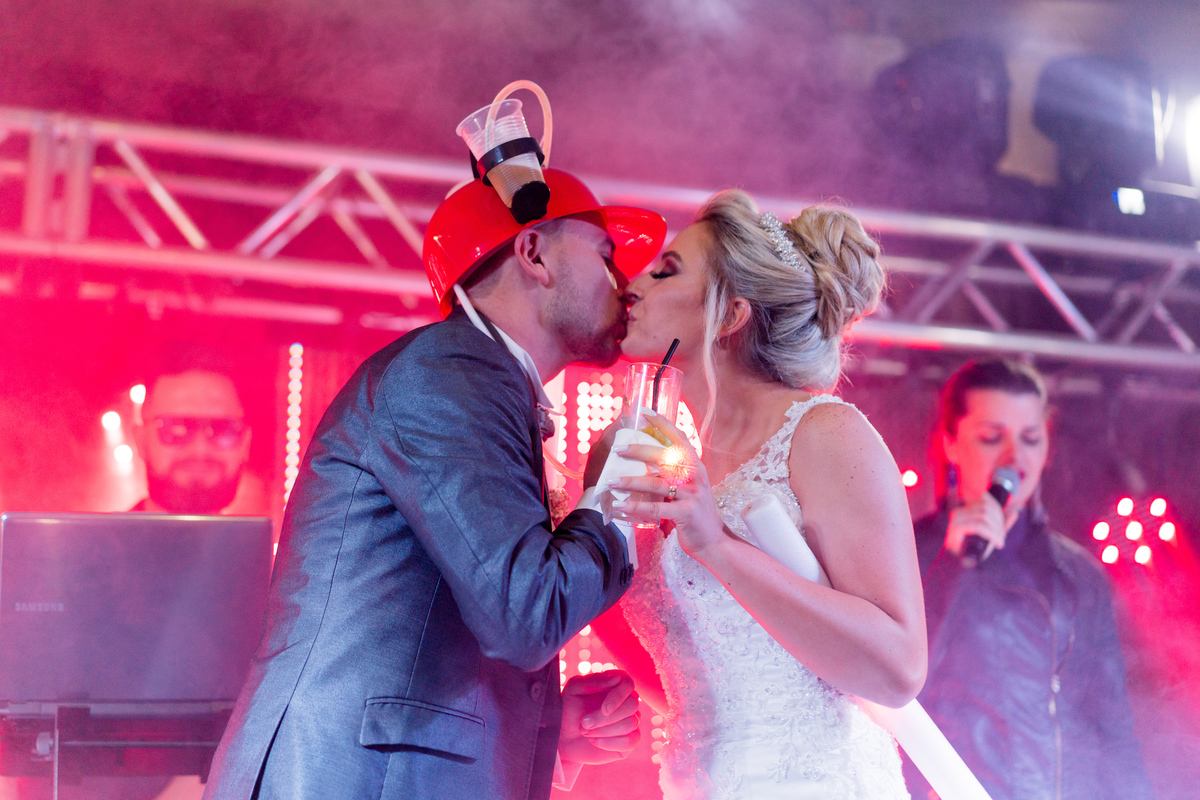 Casamento lindo da Ana Maria e Ricardo, na igreja Matriz, fotografado pelo fotógrafo de casamentos em Campo Largo e Curitiba, Michel Druziki. Noivos em cima do palco se beijando