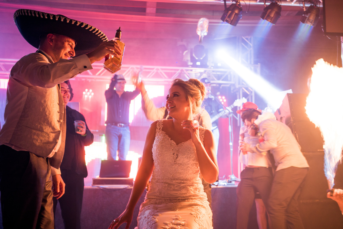 Casamento lindo da Ana Maria e Ricardo, na igreja Matriz, fotografado pelo fotógrafo de casamentos em Campo Largo e Curitiba, Michel Druziki. Noivo com chapéu mexicano e oferecendo tequila pra noiva
