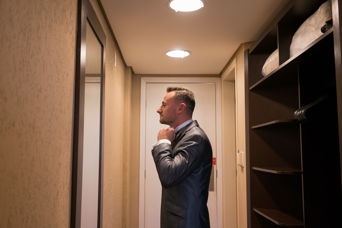 Making of no salão Camaleão cabelo e estética, do casamento lindo da Ana Maria e Ricardo, fotografado pelo fotógrafo de casamentos em Campo Largo e Curitiba, Michel Druziki. Noivo arrumando a gola da camisa