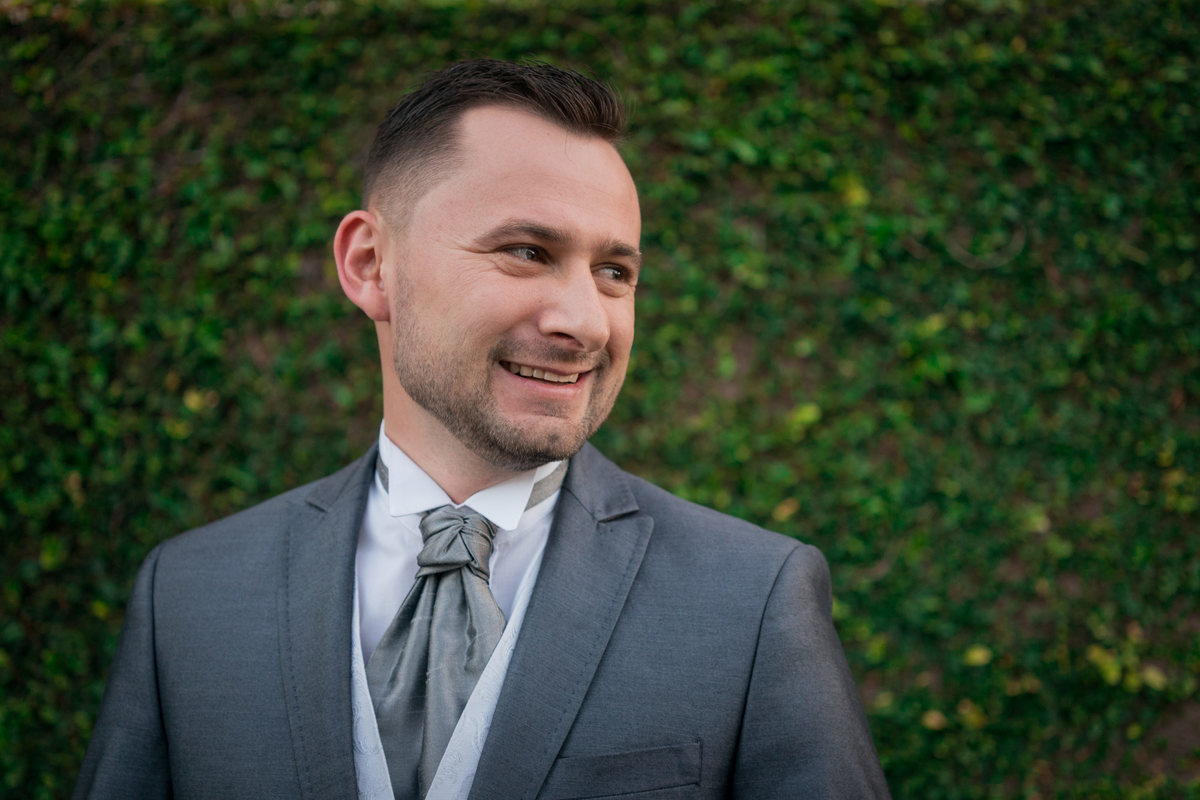 Making of no salão Camaleão cabelo e estética, do casamento lindo da Ana Maria e Ricardo, fotografado pelo fotógrafo de casamentos em Campo Largo e Curitiba, Michel Druziki. Noivo sorrindo
