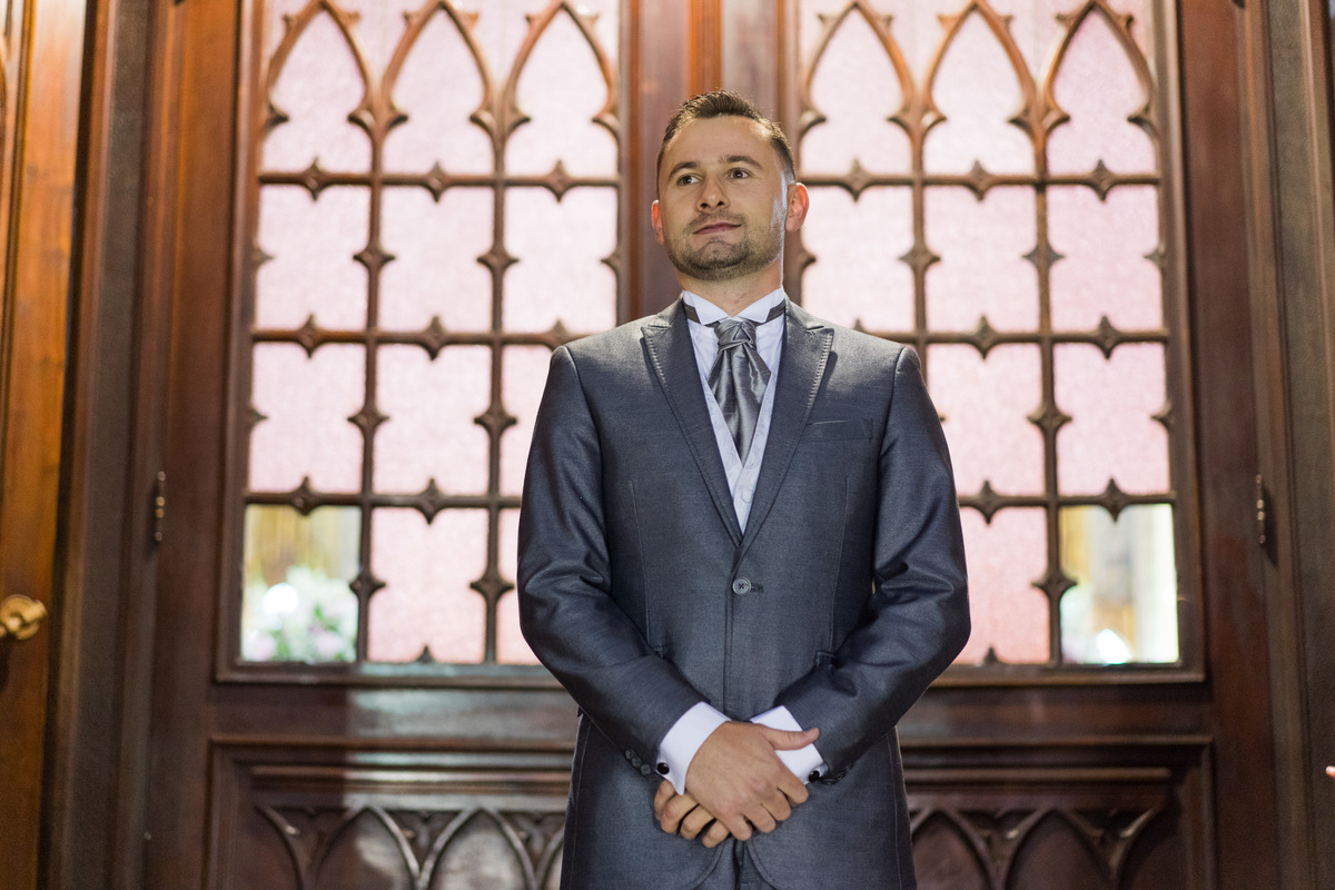 Making of no salão Camaleão cabelo e estética, do casamento lindo da Ana Maria e Ricardo, fotografado pelo fotógrafo de casamentos em Campo Largo e Curitiba, Michel Druziki. Noivo esperando em frente à igreja