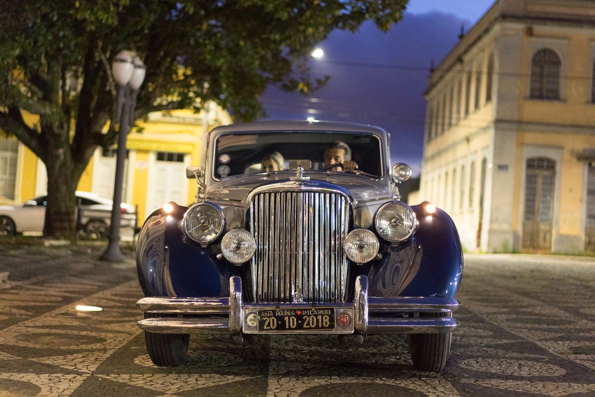 Casamento lindo da Ana Maria e Ricardo, na igreja Matriz, fotografado pelo fotógrafo de casamentos em Campo Largo e Curitiba, Michel Druziki. Carro dos noivos e placa com a data do casamento
