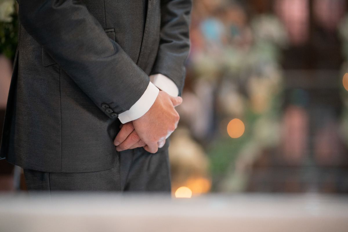 Casamento lindo da Ana Maria e Ricardo, na igreja Matriz, fotografado pelo fotógrafo de casamentos em Campo Largo e Curitiba, Michel Druziki. Mãos do noivo à espera da noiva
