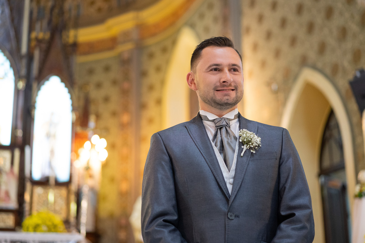Casamento lindo da Ana Maria e Ricardo, na igreja Matriz, fotografado pelo fotógrafo de casamentos em Campo Largo e Curitiba, Michel Druziki. Noivo esperando a noiva no altar