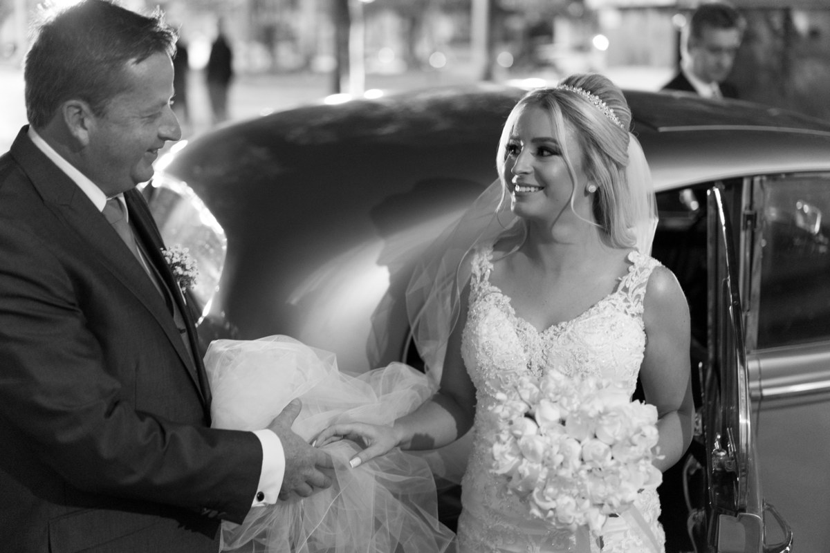 Casamento lindo da Ana Maria e Ricardo, na igreja Matriz, fotografado pelo fotógrafo de casamentos em Campo Largo e Curitiba, Michel Druziki. Pai ajudando a noiva sair do carro