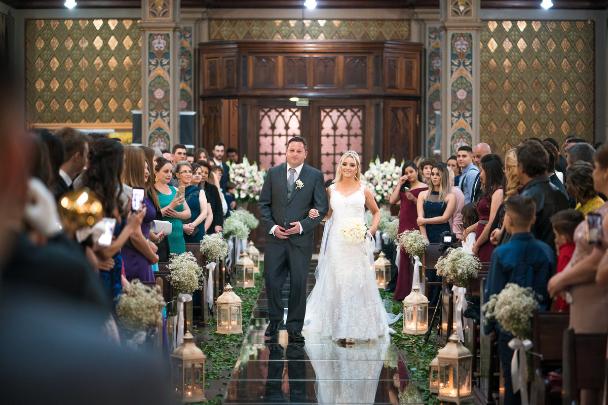 Casamento lindo da Ana Maria e Ricardo, na igreja Matriz, fotografado pelo fotógrafo de casamentos em Campo Largo e Curitiba, Michel Druziki. Entrada da noiva na igreja com o pai