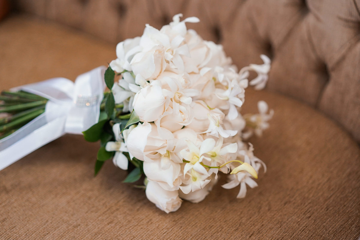 Making of no salão Camaleão cabelo e estética, do casamento lindo da Ana Maria e Ricardo, fotografado pelo fotógrafo de casamentos em Campo Largo e Curitiba, Michel Druziki. Buquê de flores brancas,