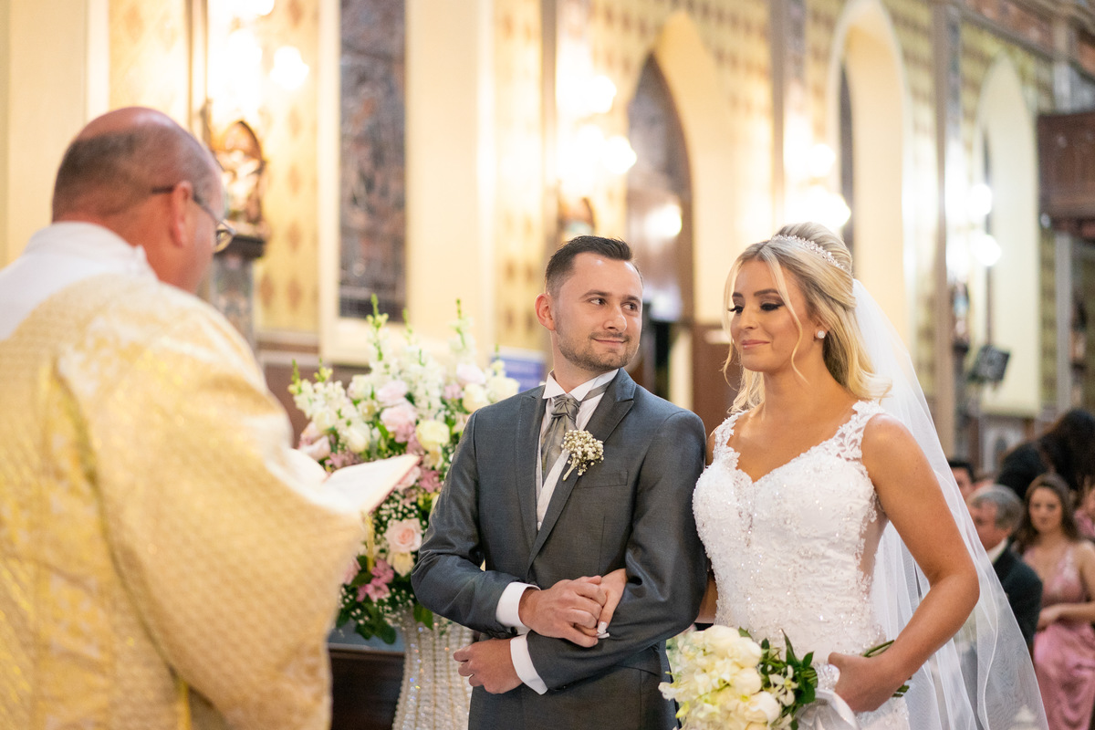 Casamento lindo da Ana Maria e Ricardo, na igreja Matriz, fotografado pelo fotógrafo de casamentos em Campo Largo e Curitiba, Michel Druziki. Noivo olhando para noiva durante a cerimônia