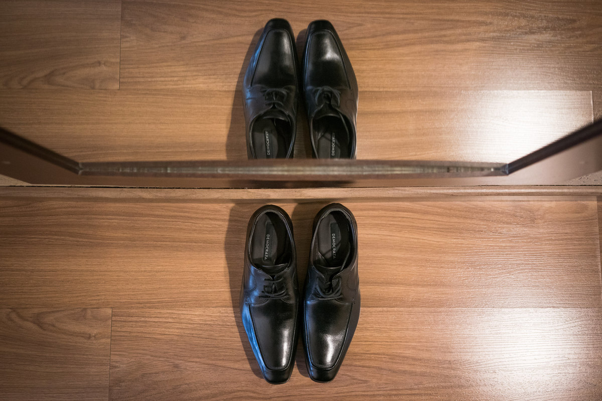 Making of no salão Camaleão cabelo e estética, do casamento lindo da Ana Maria e Ricardo, fotografado pelo fotógrafo de casamentos em Campo Largo e Curitiba, Michel Druziki. Sapato do noivo