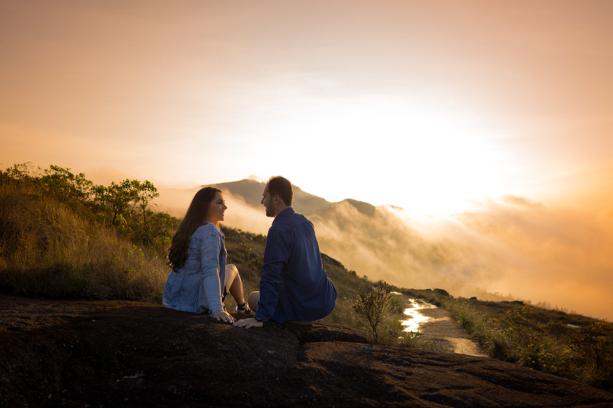 Pre Wedding Debora e Alex, no morro em campo largo, fotografado pelo fotógrafo de casamentos Michel Druziki. Casal sentado se olhando e neblina ao fundo, fim de tarde amarelado