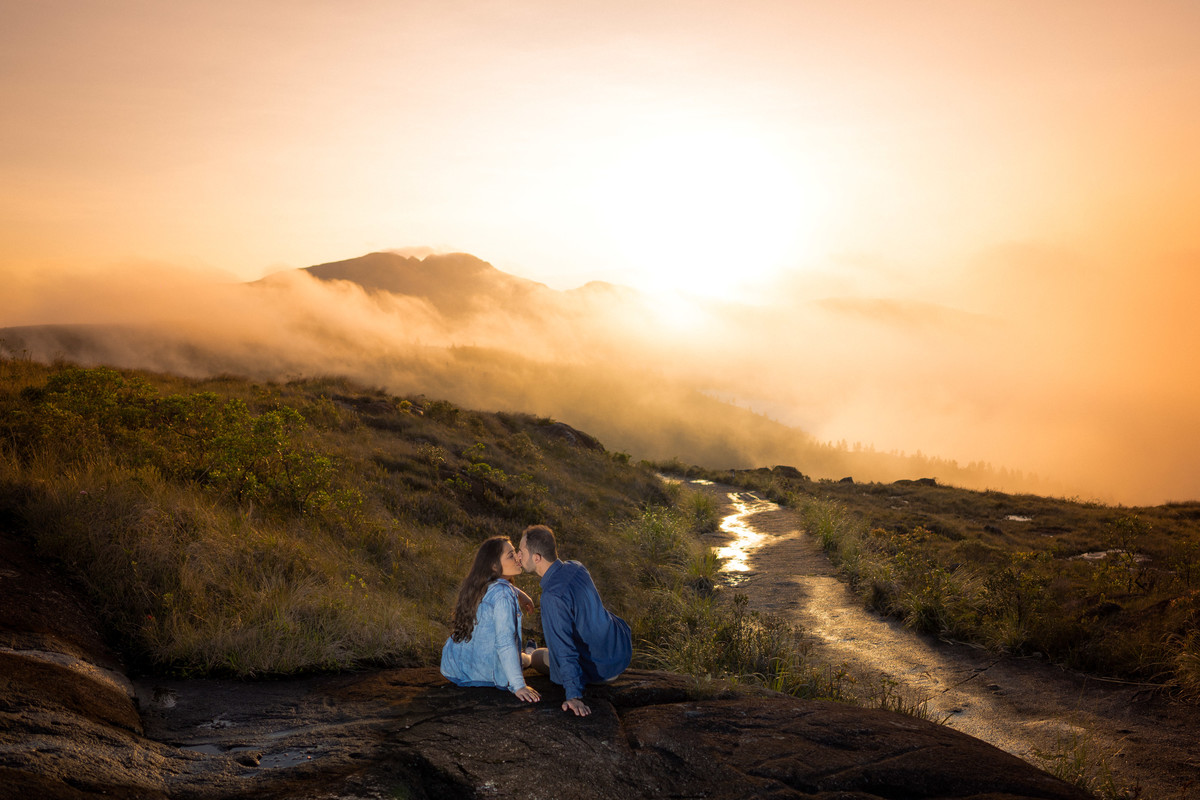 Pre Wedding Debora e Alex, no morro em campo largo, fotografado pelo fotógrafo de casamentos Michel Druziki. Casal sentado se beijando e neblina ao fundo, fim de tarde amarelado