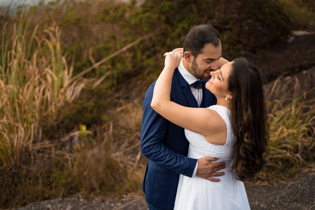Pre Wedding Debora e Alex, no morro em campo largo, fotografado pelo fotógrafo de casamentos Michel Druziki. Casal sorrindo de olhos fechados