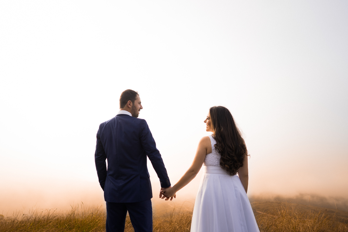 Pre Wedding Debora e Alex, no morro em campo largo, fotografado pelo fotógrafo de casamentos Michel Druziki. Casal de costas de mãos dadas