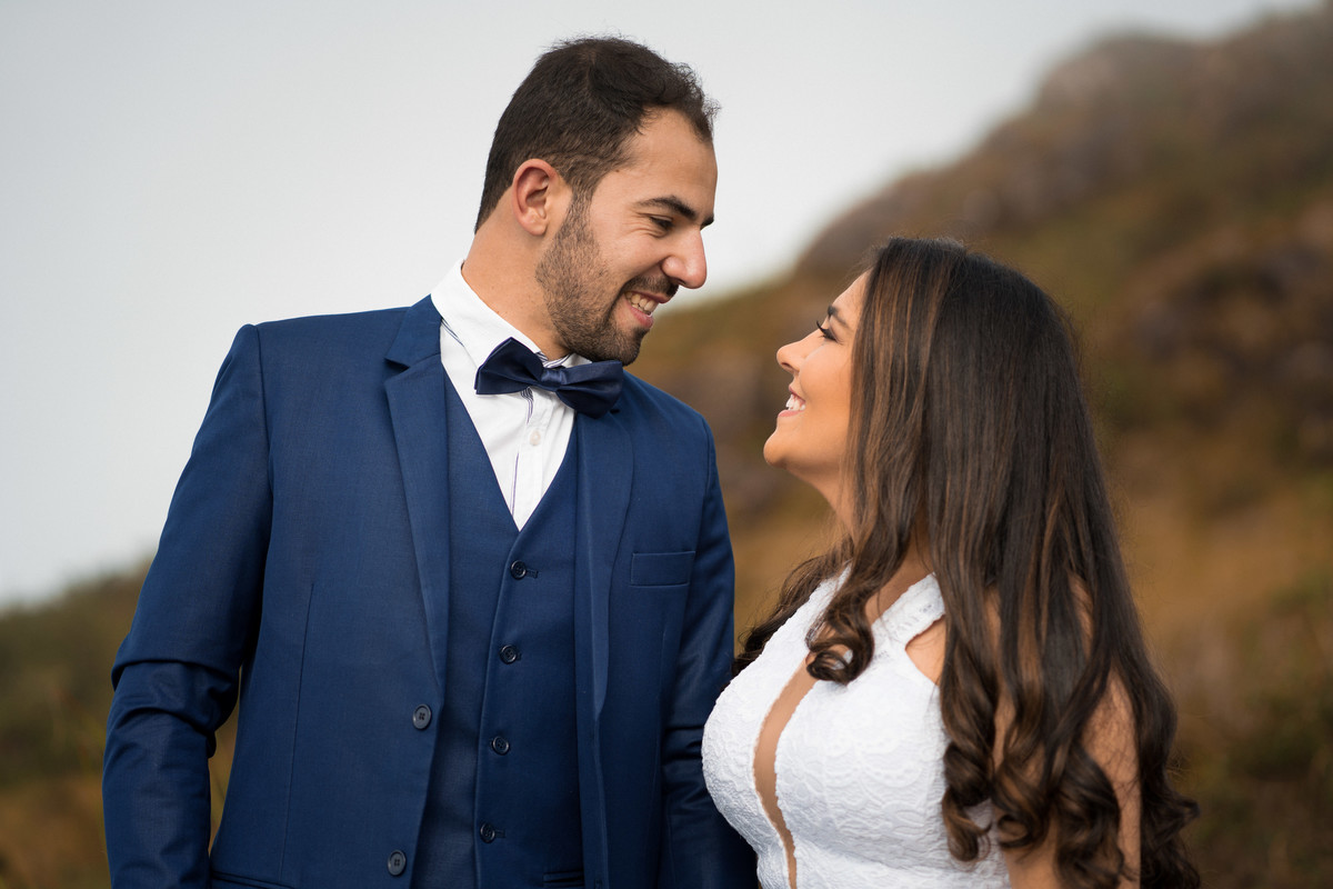 Pre Wedding Debora e Alex, no morro em campo largo, fotografado pelo fotógrafo de casamentos Michel Druziki. Casal sorrindo e se olhando