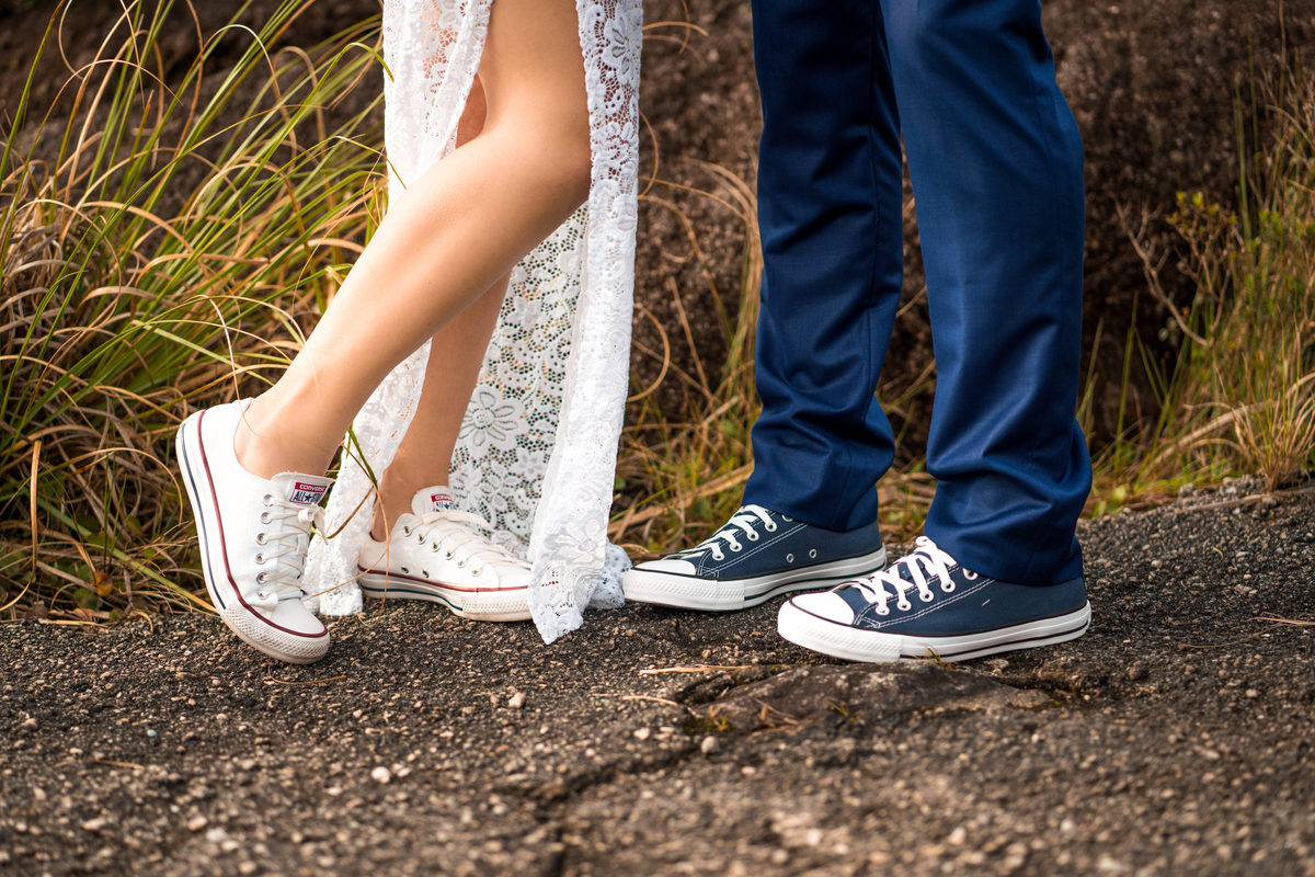 Pre Wedding Debora e Alex, no morro em campo largo, fotografado pelo fotógrafo de casamentos Michel Druziki. Tênis all star de noivo e noiva
