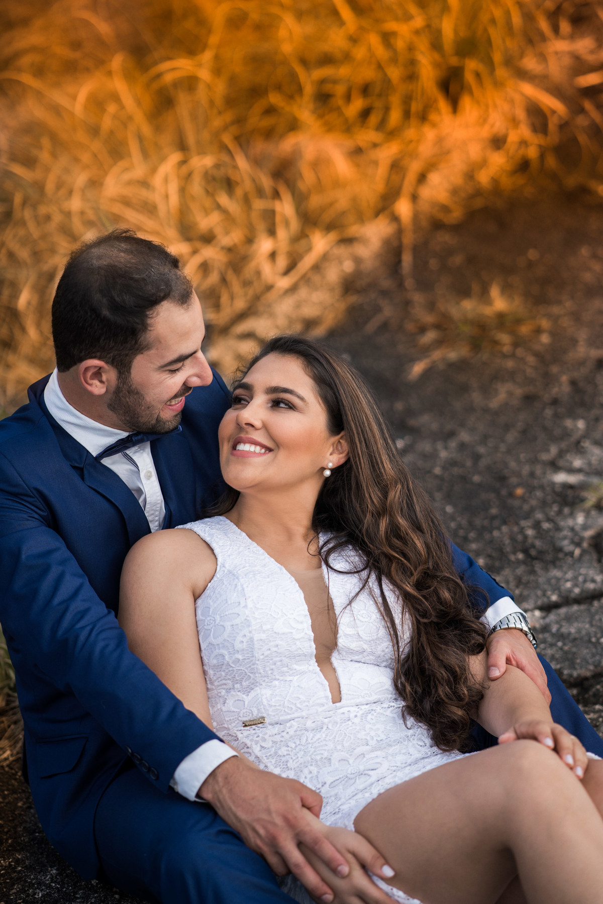 Pre Wedding Debora e Alex, no morro em campo largo, fotografado pelo fotógrafo de casamentos Michel Druziki. Casal sentado abraçados e se olhando