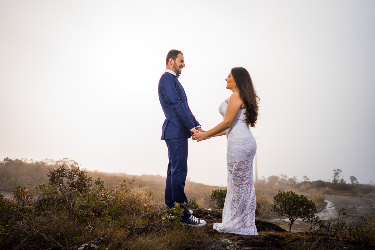 Pre Wedding Debora e Alex, no morro em campo largo, fotografado pelo fotógrafo de casamentos Michel Druziki. Casal em pé se olhando de mãos dadas.