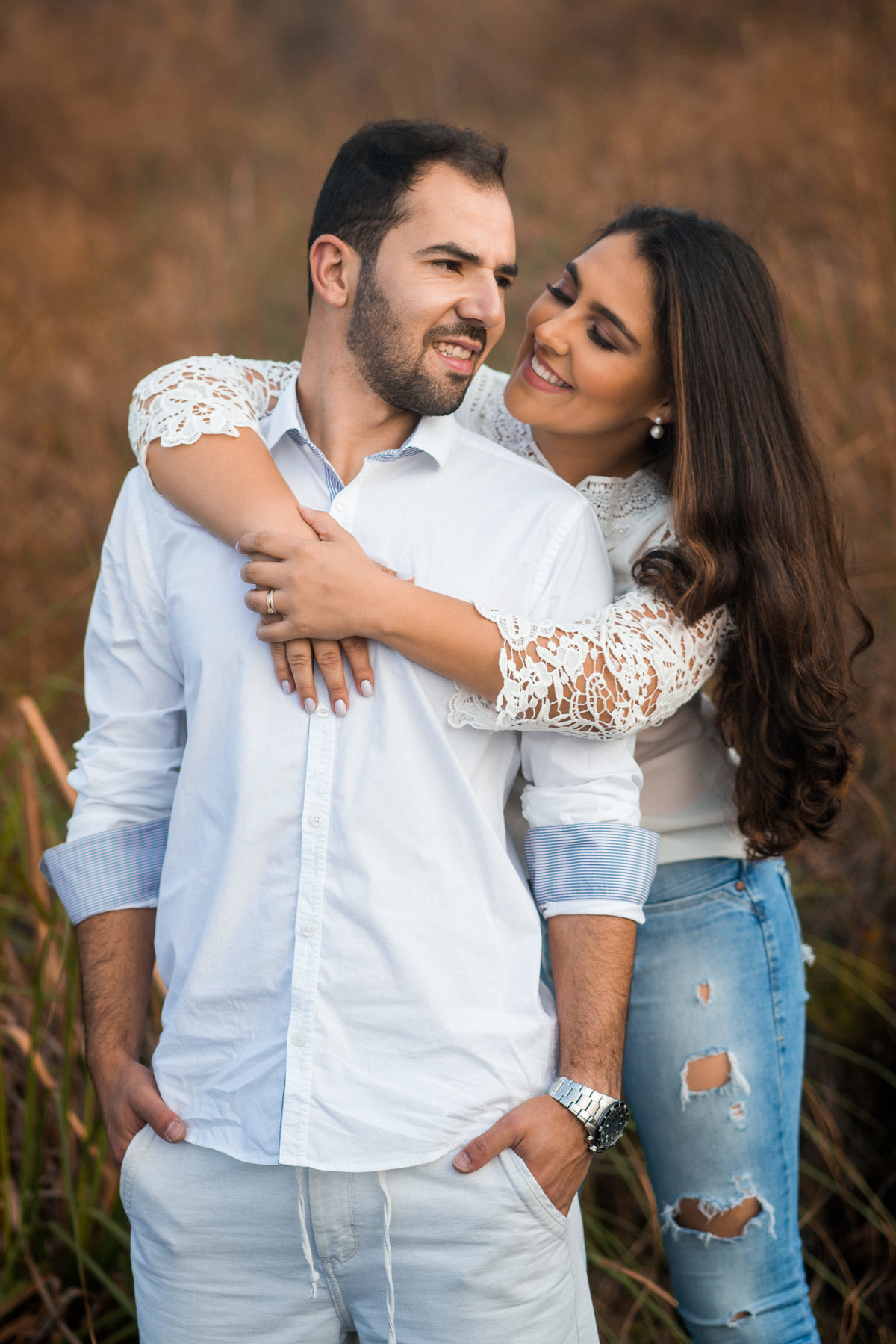 Pre Wedding Debora e Alex, no morro em campo largo, fotografado pelo fotógrafo de casamentos Michel Druziki. Noiva abraçando noivo e sorrindo