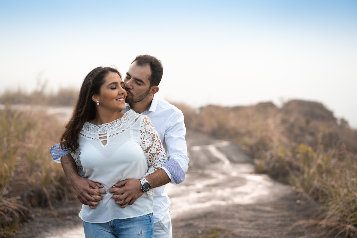 Pre Wedding Debora e Alex, no morro em campo largo, fotografado pelo fotógrafo de casamentos Michel Druziki. Noivo abraçando noiva e beijando de olhos fechados 