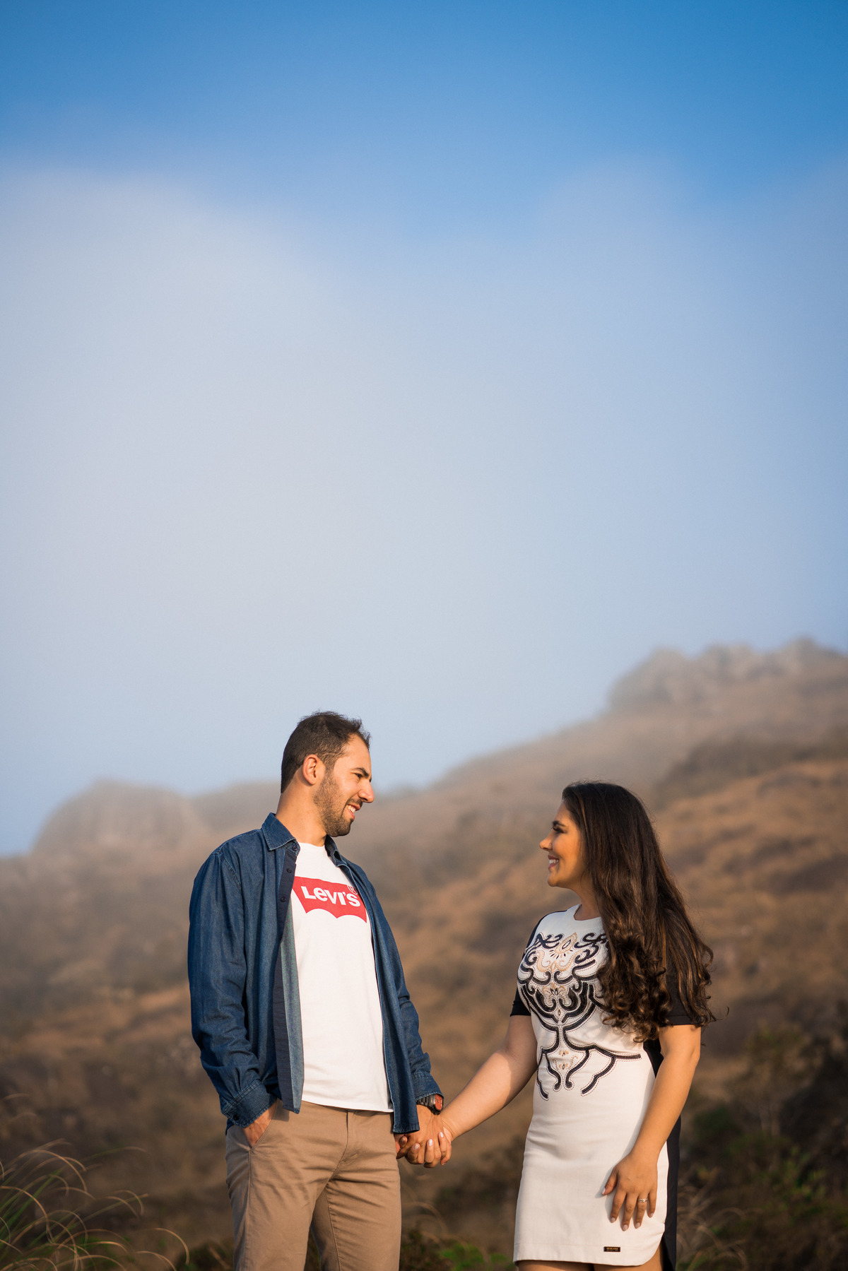 Pre Wedding Debora e Alex, no morro em campo largo, fotografado pelo fotógrafo de casamentos Michel Druziki. Casal se olhando, neblina ao fundo