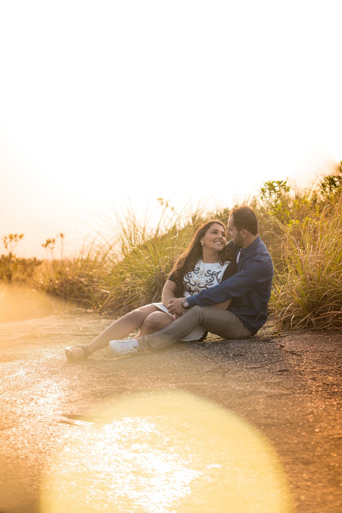 Pre Wedding Debora e Alex, no morro em campo largo, fotografado pelo fotógrafo de casamentos Michel Druziki. Casal sentado abraçados e sorrindo